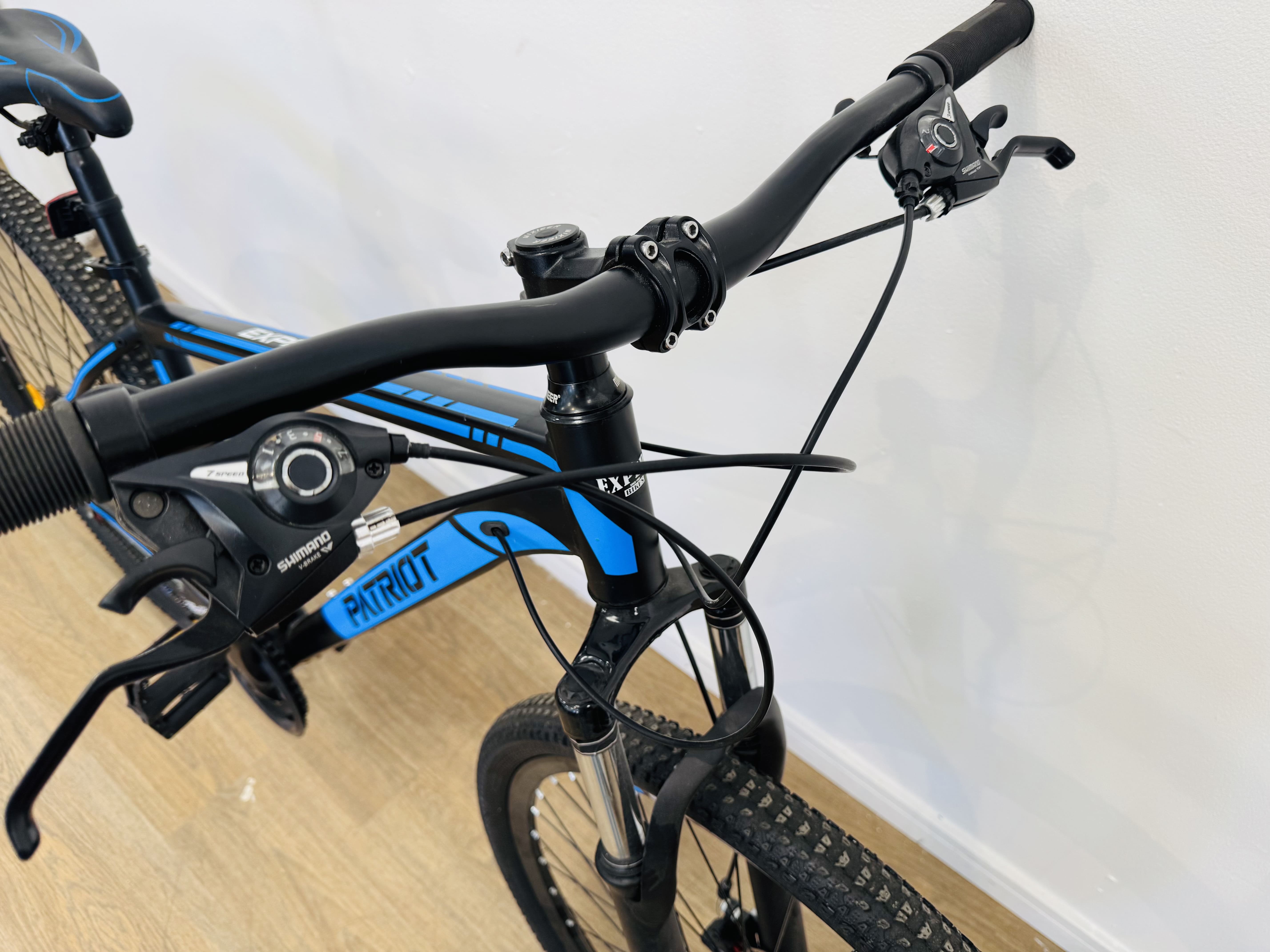 Lote #006 - Bicicleta montaña Expert Patriot rodado 29, shimano con frenos de disco y 21 cambios. Suspensión delantera - Imagen 2
