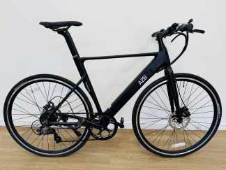 Lote #008 - Bicicleta eléctrica A2B Radiance rodado 28 36v, con 7 cambios Shimano. Potencia 250w, autonomía hasta 40 km. Batería 9ah 36v, aleación de aluminio 6061. No trae reloj comando, ni cargador