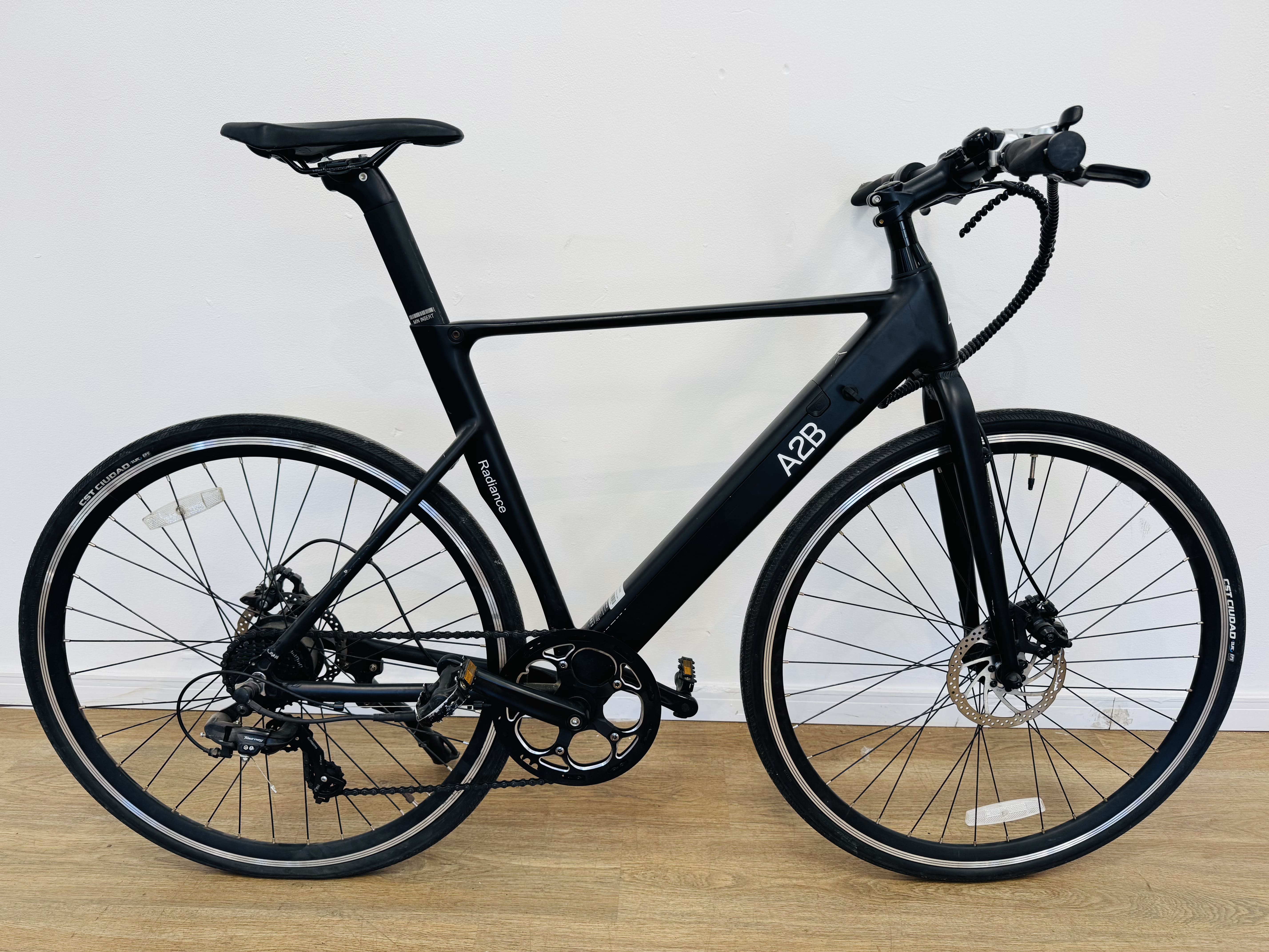 Lote #008 - Bicicleta eléctrica A2B Radiance rodado 28 36v, con 7 cambios Shimano. Potencia 250w, autonomía hasta 40 km. Batería 9ah 36v, aleación de aluminio 6061. No trae reloj comando, ni cargador