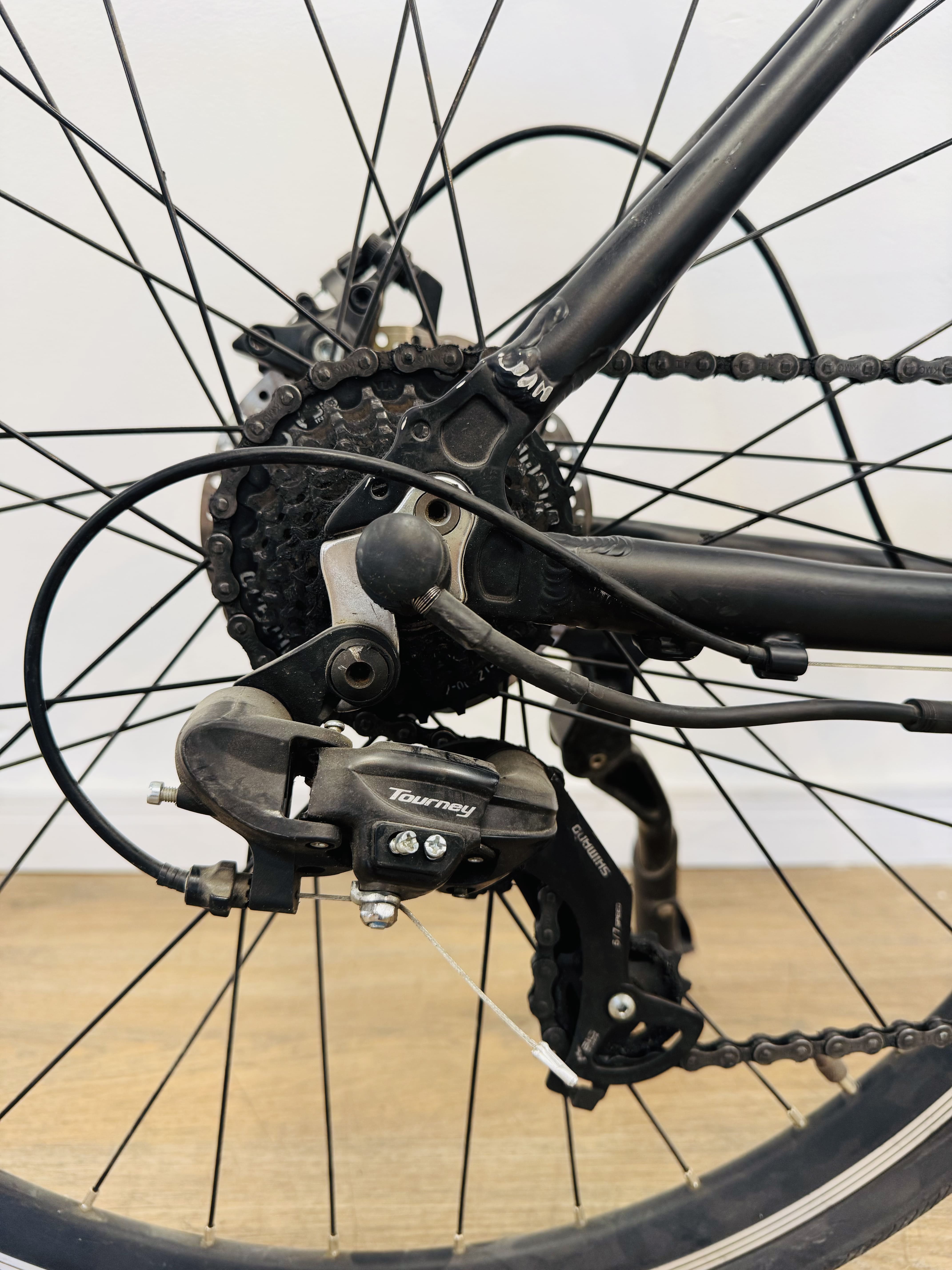 Lote #008 - Bicicleta eléctrica A2B Radiance rodado 28 36v, con 7 cambios Shimano. Potencia 250w, autonomía hasta 40 km. Batería 9ah 36v, aleación de aluminio 6061. No trae reloj comando, ni cargador - Imagen 5