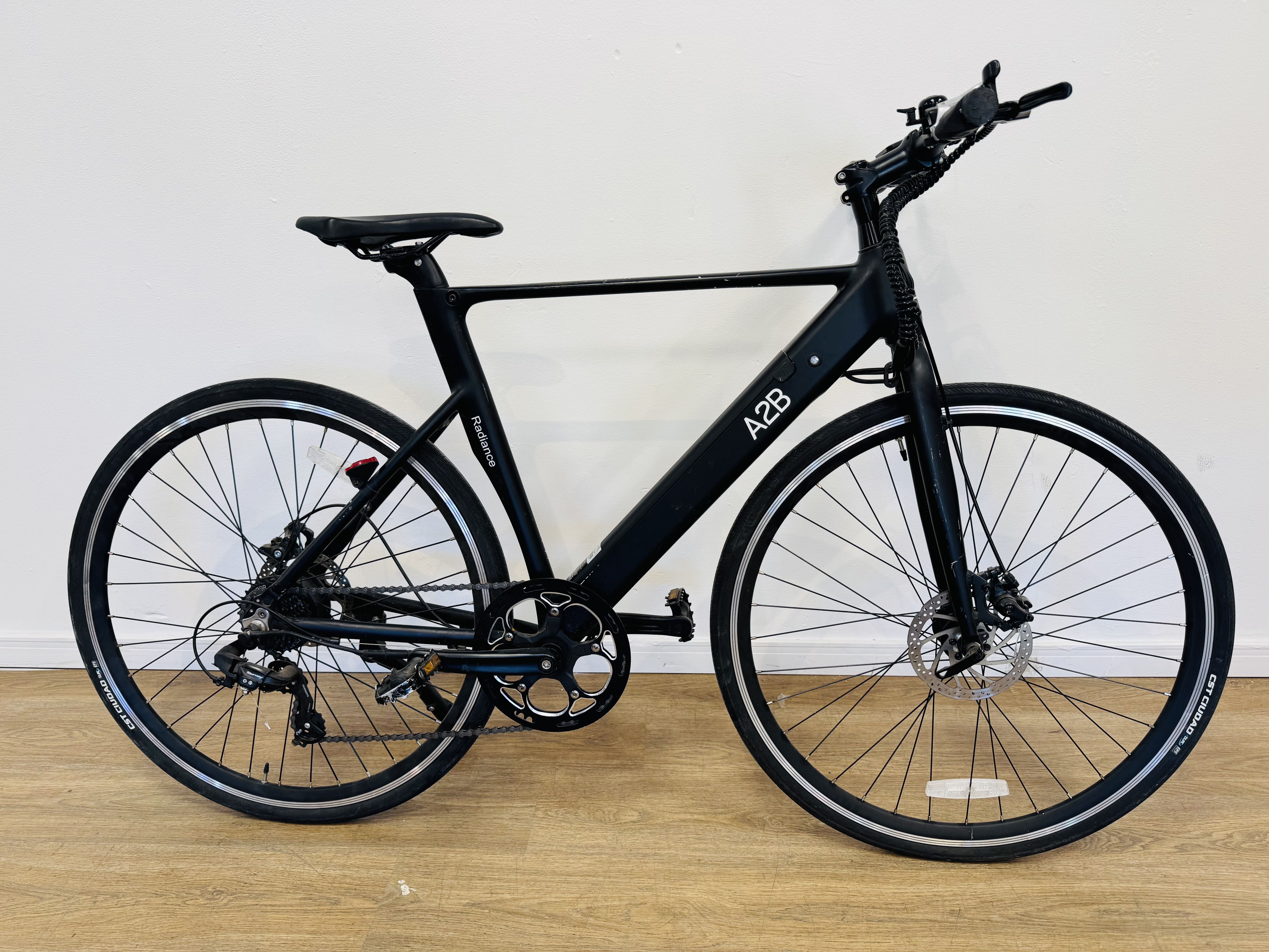 Lote #010 - Bicicleta eléctrica A2B Radiance rodado 28 36v, con 7 cambios Shimano. Potencia 250w, autonomía hasta 40 km. Batería 9ah 36v, aleación de aluminio 6061. No trae llave, ni cargador
