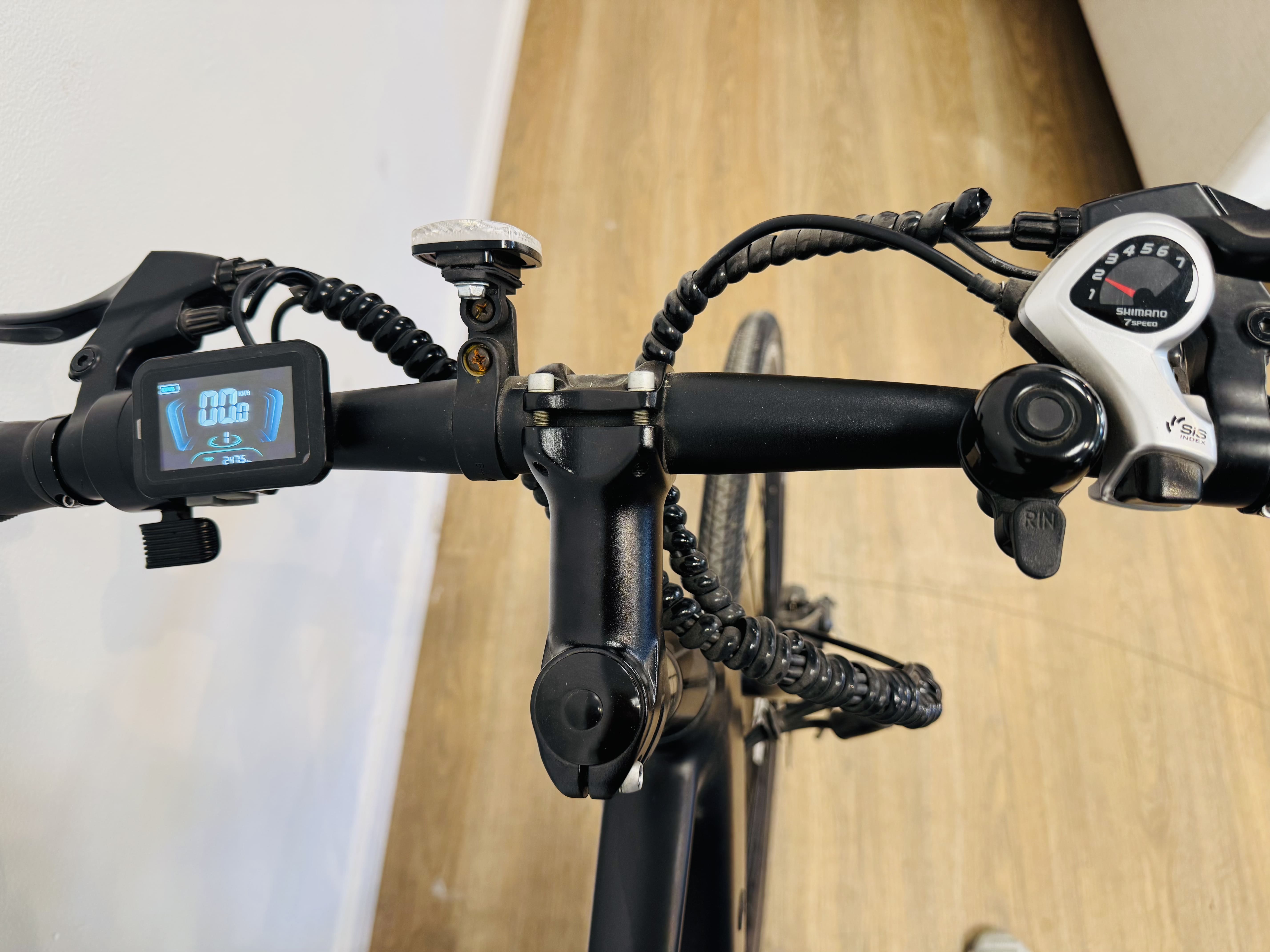 Lote #010 - Bicicleta eléctrica A2B Radiance rodado 28 36v, con 7 cambios Shimano. Potencia 250w, autonomía hasta 40 km. Batería 9ah 36v, aleación de aluminio 6061. No trae llave, ni cargador - Imagen 2