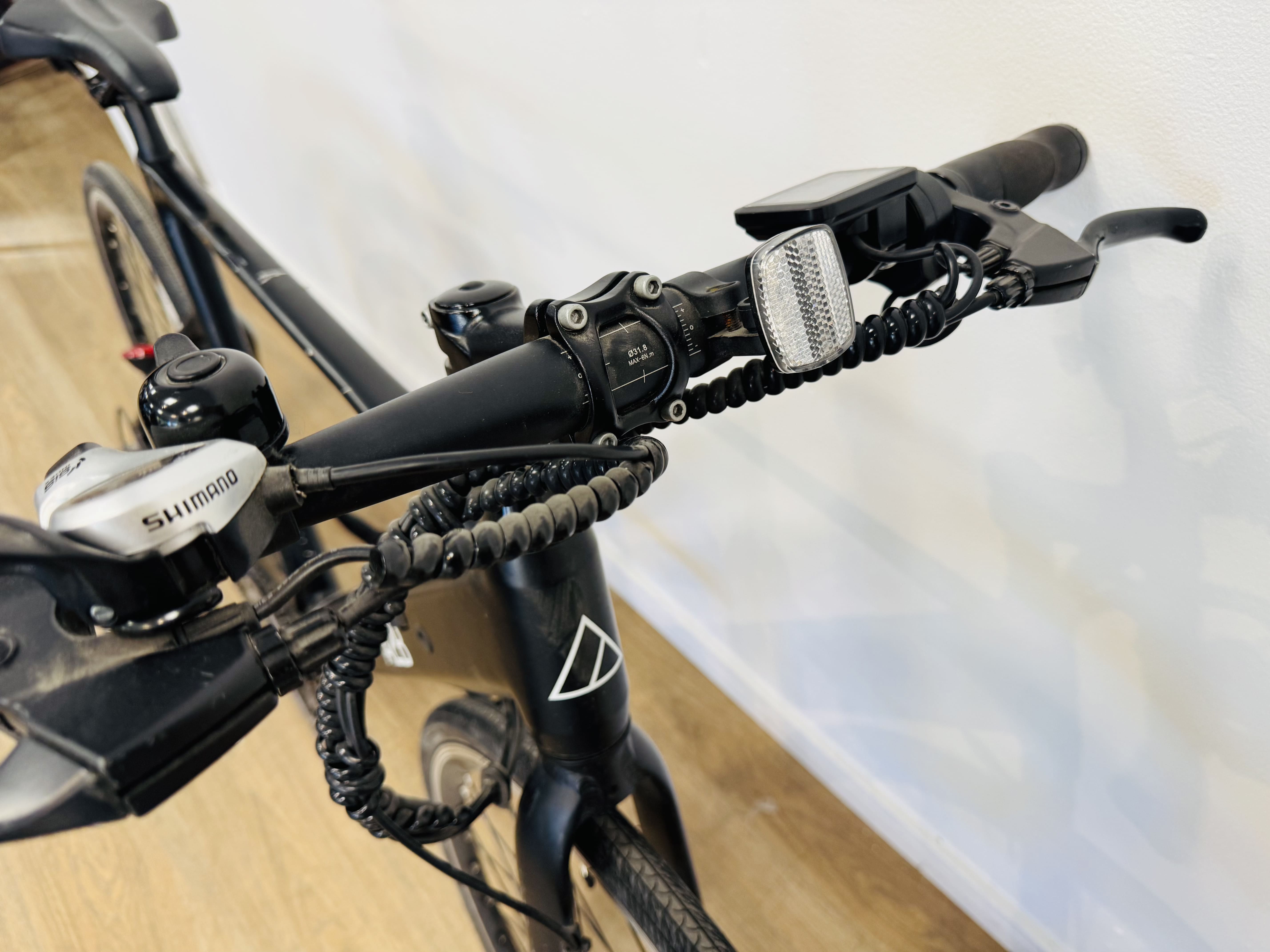 Lote #010 - Bicicleta eléctrica A2B Radiance rodado 28 36v, con 7 cambios Shimano. Potencia 250w, autonomía hasta 40 km. Batería 9ah 36v, aleación de aluminio 6061. No trae llave, ni cargador - Imagen 3