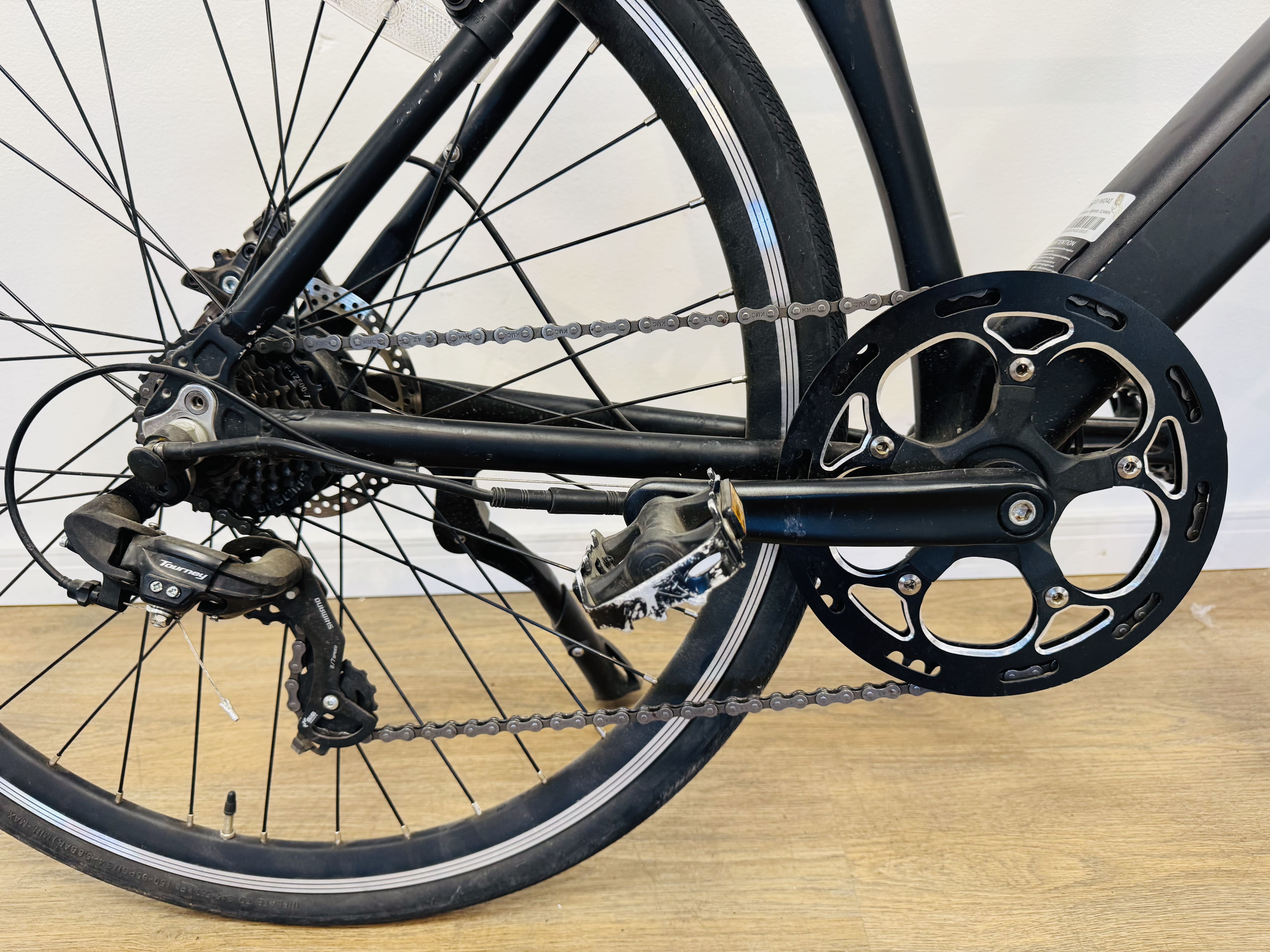 Lote #010 - Bicicleta eléctrica A2B Radiance rodado 28 36v, con 7 cambios Shimano. Potencia 250w, autonomía hasta 40 km. Batería 9ah 36v, aleación de aluminio 6061. No trae llave, ni cargador - Imagen 4