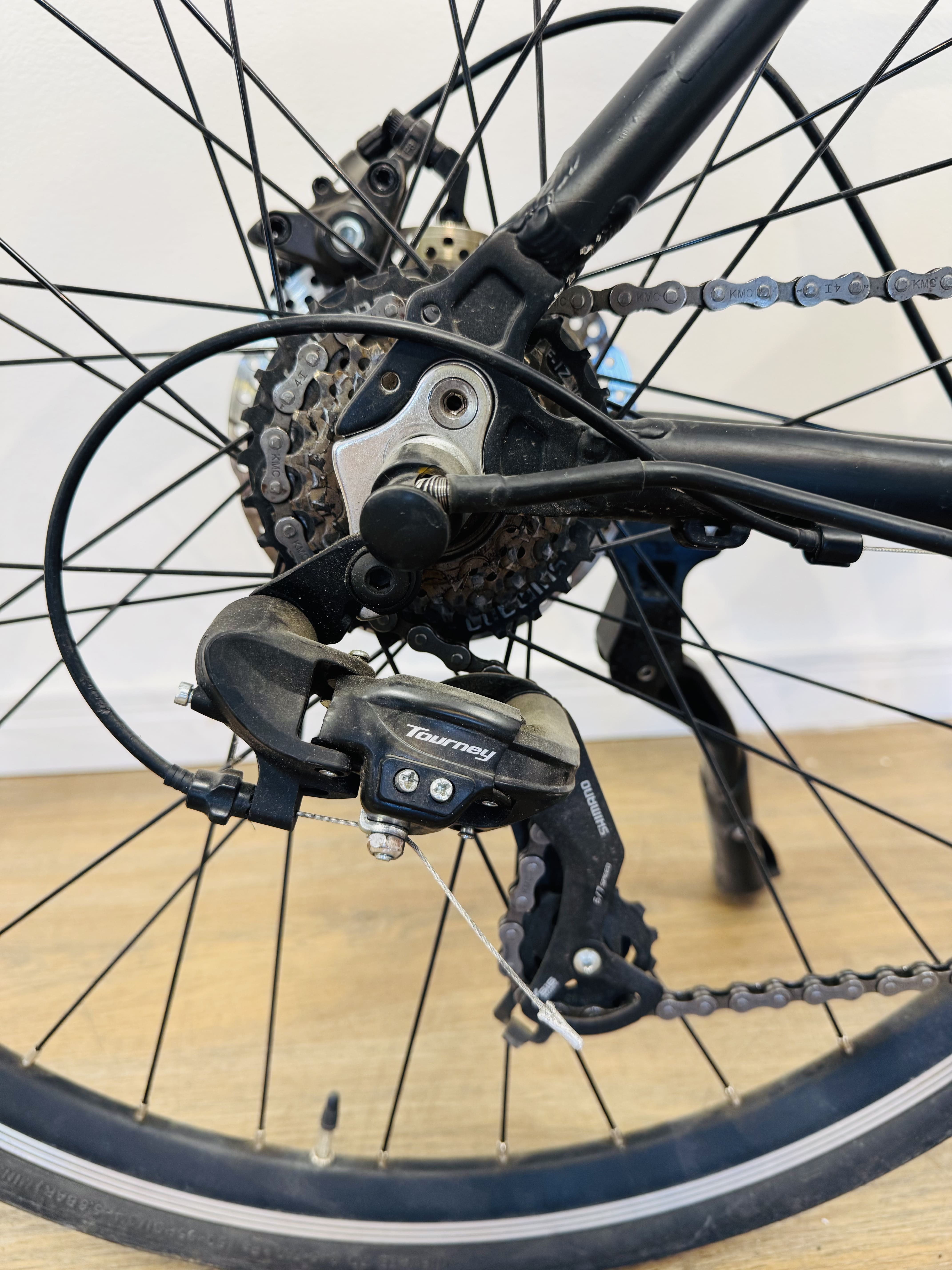 Lote #010 - Bicicleta eléctrica A2B Radiance rodado 28 36v, con 7 cambios Shimano. Potencia 250w, autonomía hasta 40 km. Batería 9ah 36v, aleación de aluminio 6061. No trae llave, ni cargador - Imagen 5