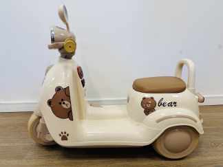 Lote #016 - Moto infantil a batería con cargador - falta acrílico del cristal de la luz delantera