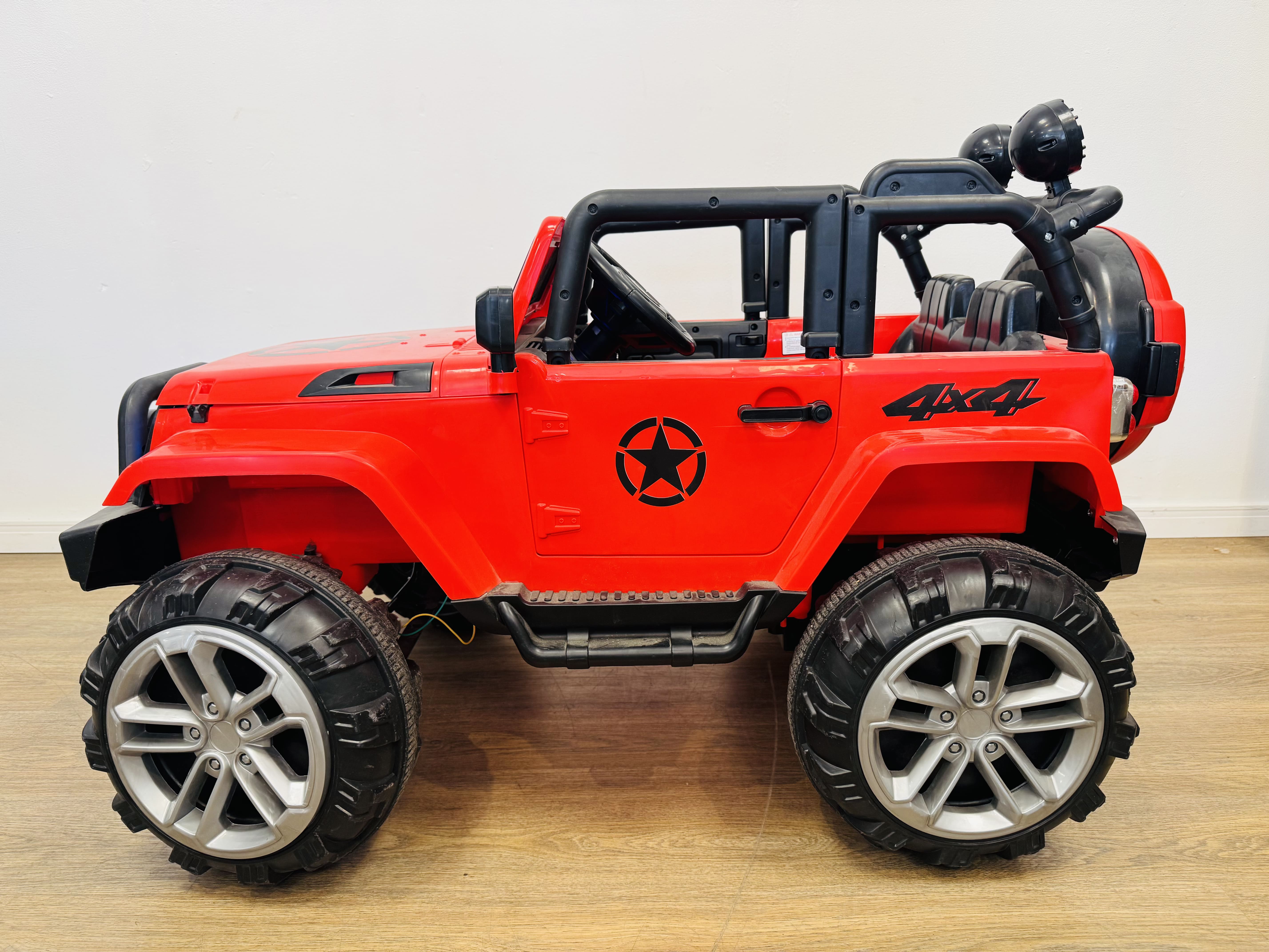 Lote #019 - Jeep infantil a batería con cargador y control remoto Tracción 4x2: 2 motores en ruedas + 1 de balanceo. Soporta hasta 30 kg