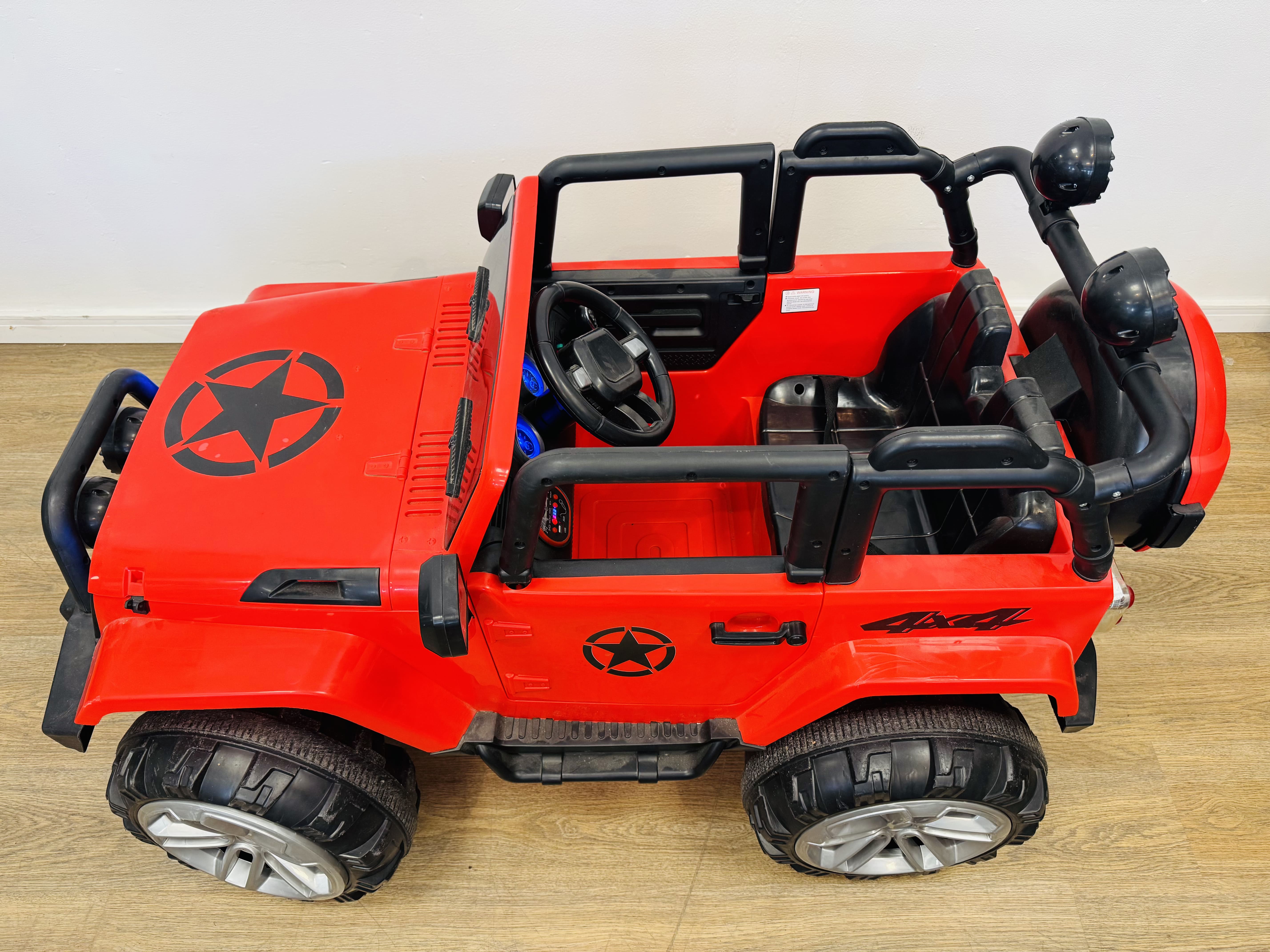 Lote #019 - Jeep infantil a batería con cargador y control remoto Tracción 4x2: 2 motores en ruedas + 1 de balanceo. Soporta hasta 30 kg - Imagen 2