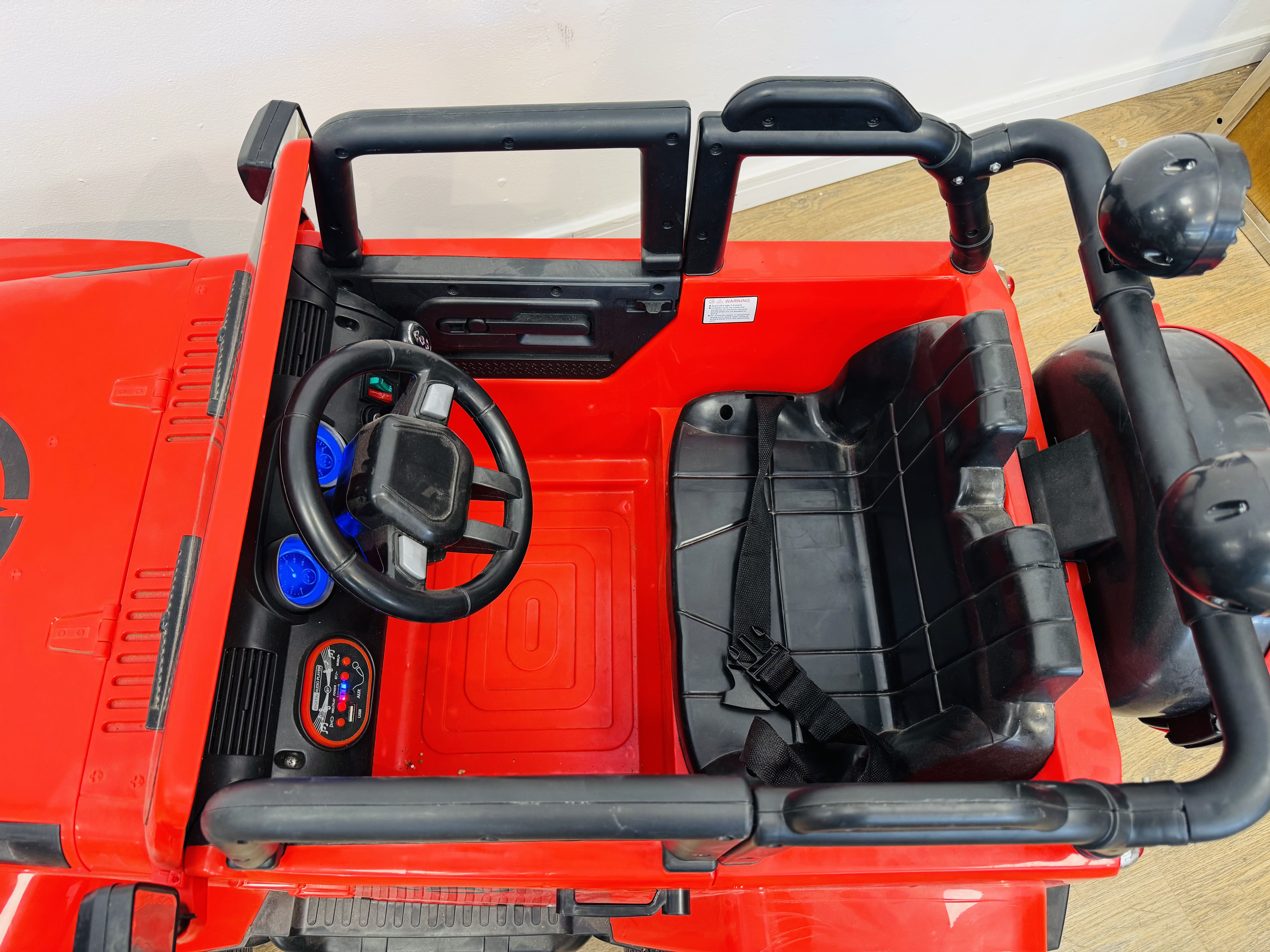 Lote #019 - Jeep infantil a batería con cargador y control remoto Tracción 4x2: 2 motores en ruedas + 1 de balanceo. Soporta hasta 30 kg - Imagen 3