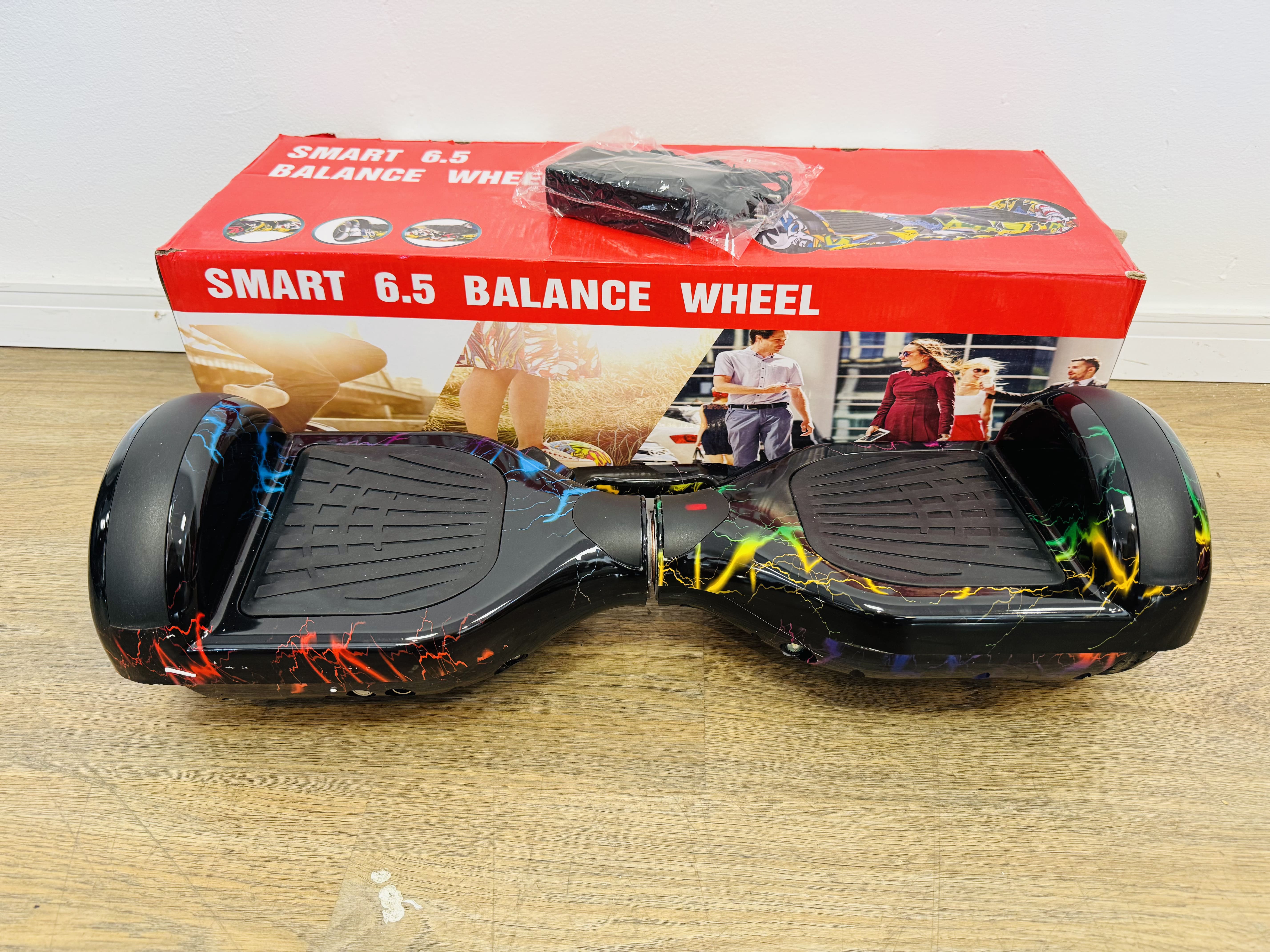 Lote #023 - Skate hoverboard eléctrico, con bluetooth, parlante y luces led