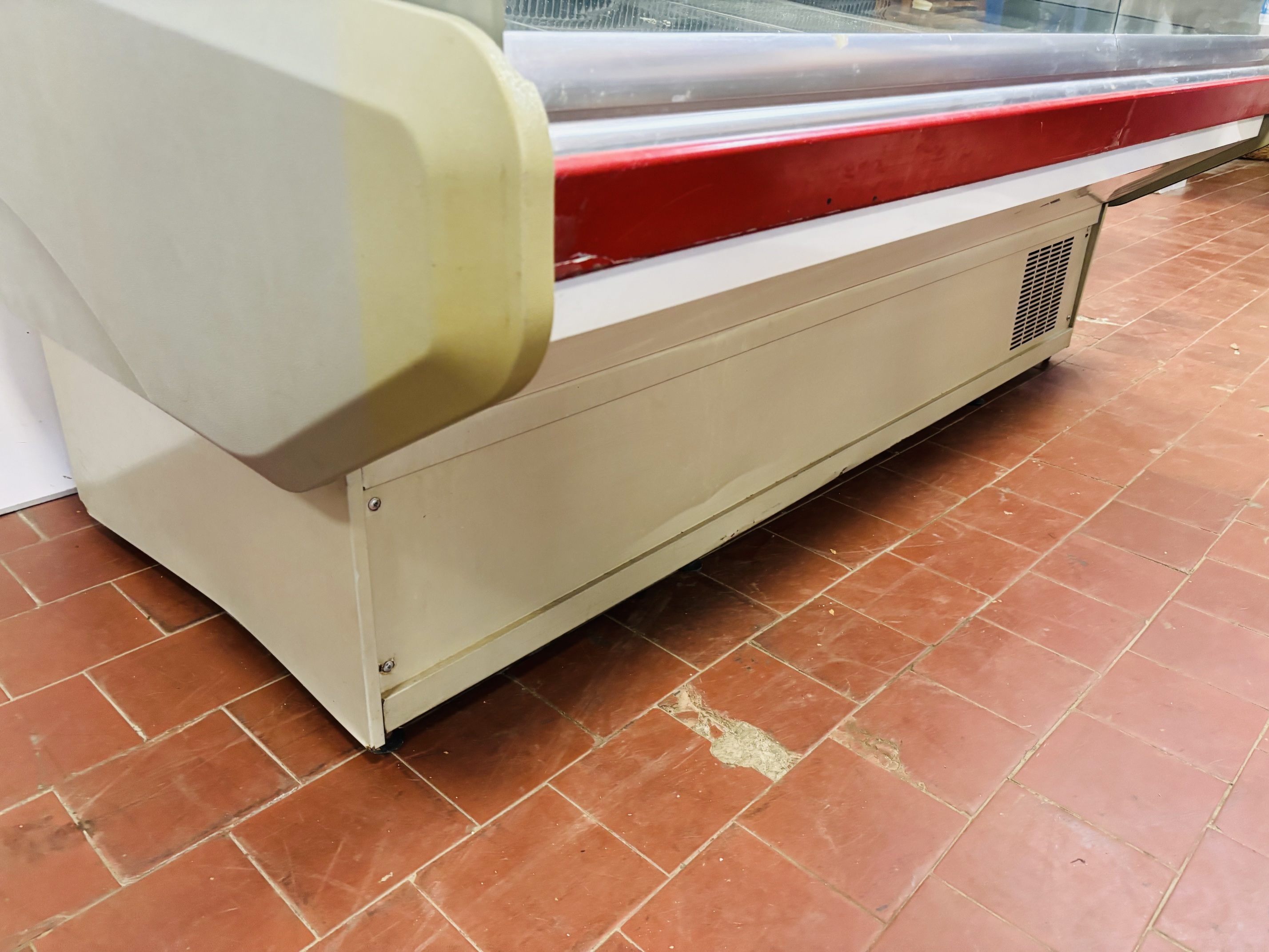Lote #002R - Vitrina refrigerada horizontal con vidrios rebatibles para carga frontal y bodega - 181x93x130cm - Imagen 4