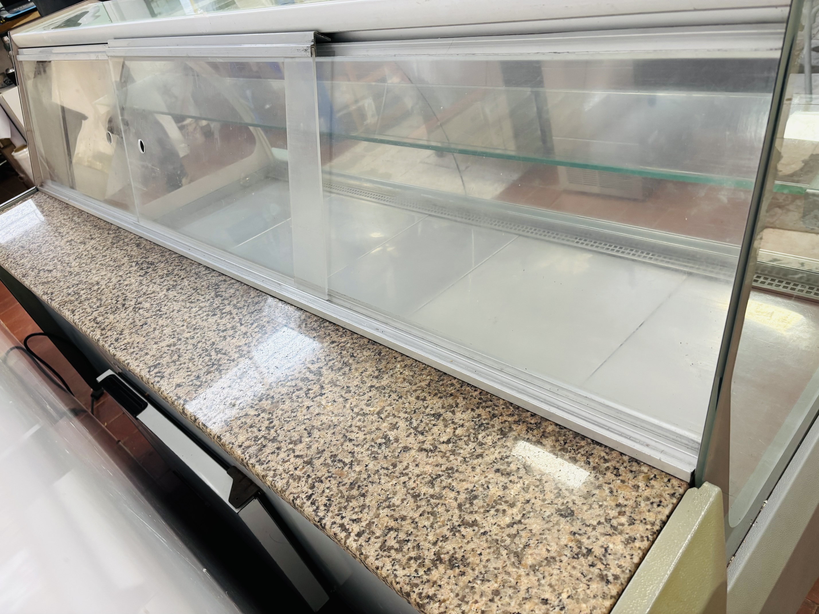 Lote #002R - Vitrina refrigerada horizontal con vidrios rebatibles para carga frontal y bodega - 181x93x130cm - Imagen 5