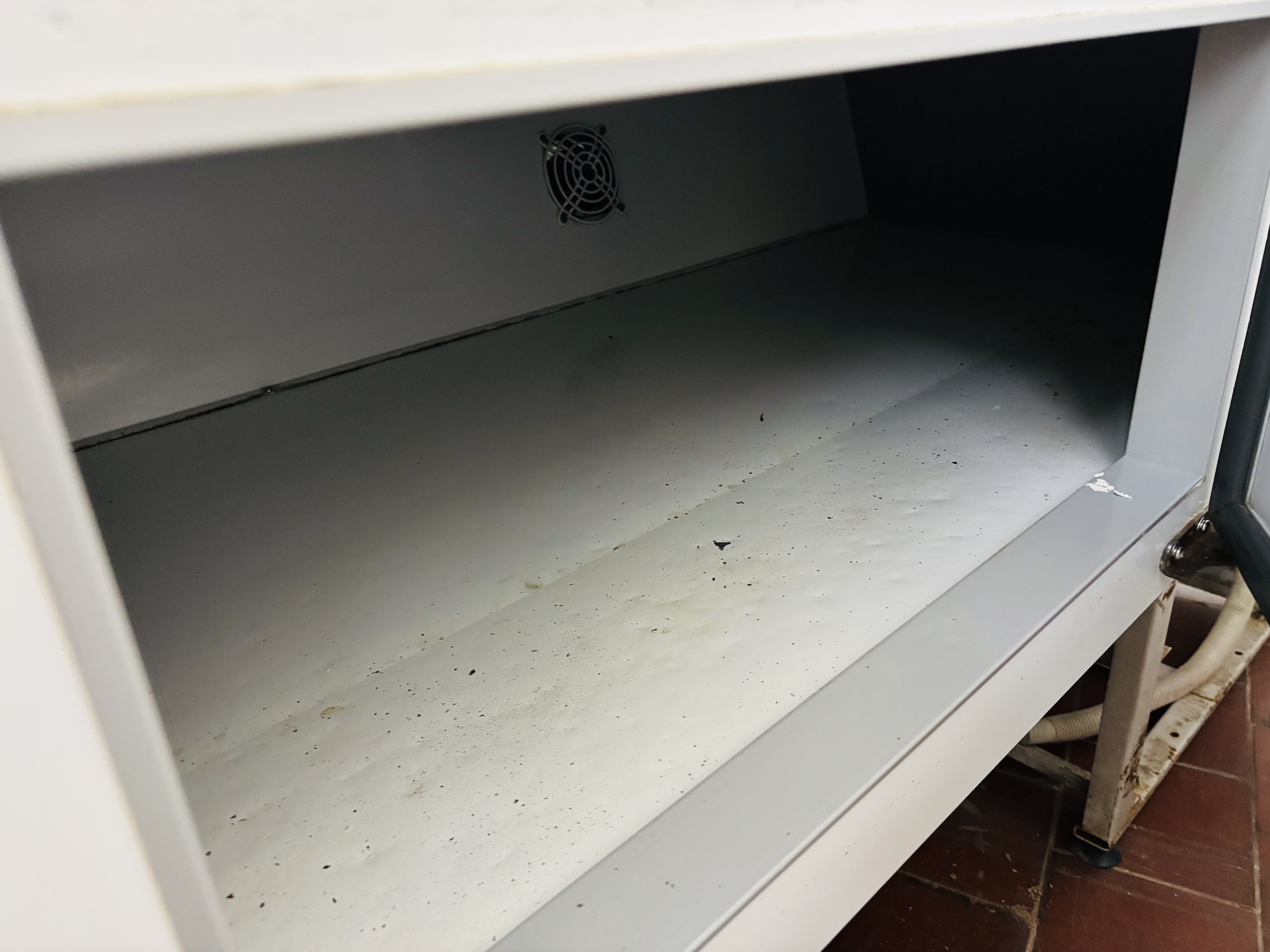 Lote #002R - Vitrina refrigerada horizontal con vidrios rebatibles para carga frontal y bodega - 181x93x130cm - Imagen 7