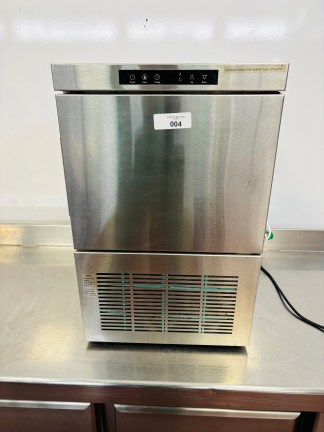 Lote #004 - Maquina de fabricar hielo en Ac/Inox ¨Moretti¨ 20 Kg /24hs - 38x47x60 - PARA SERVICE