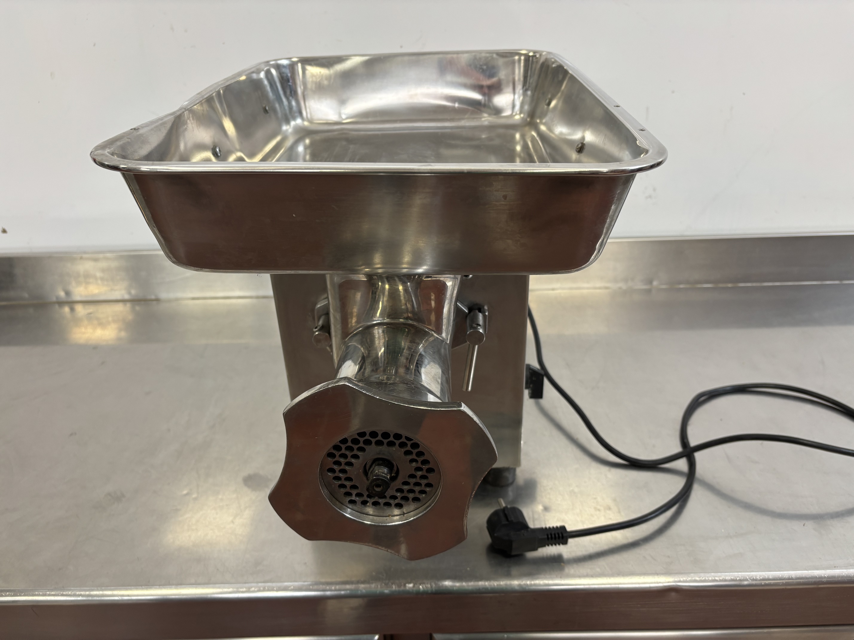 Lote #010 - Maquina de picar carne monofásica de uso comercial en Ac/Inox - 34x57x39cm de altura