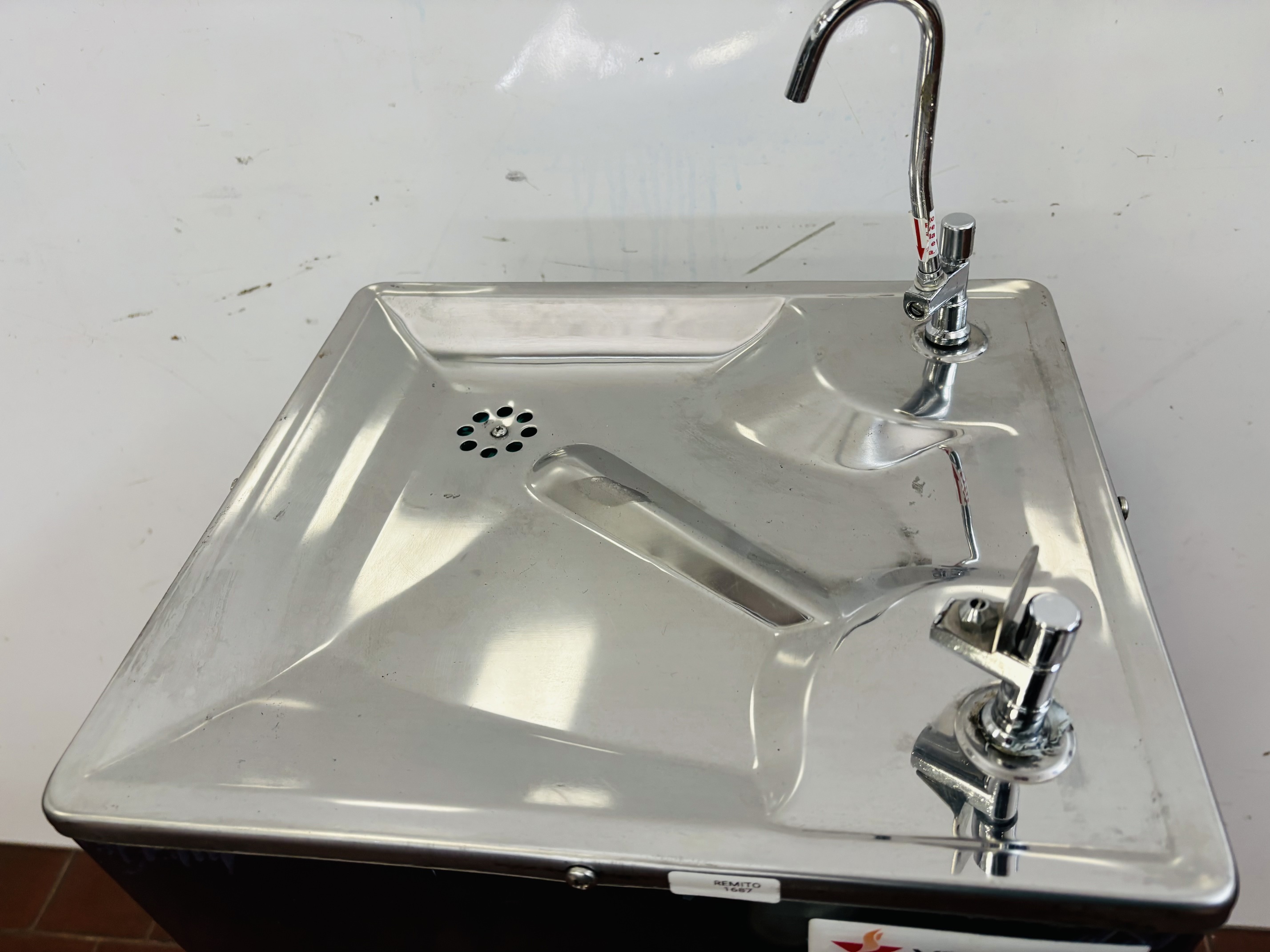 Lote #014 - Bebedero de agua fría ¨Venancio¨ en Ac/Inox, monofásico - 34x30x90cm - Imagen 3