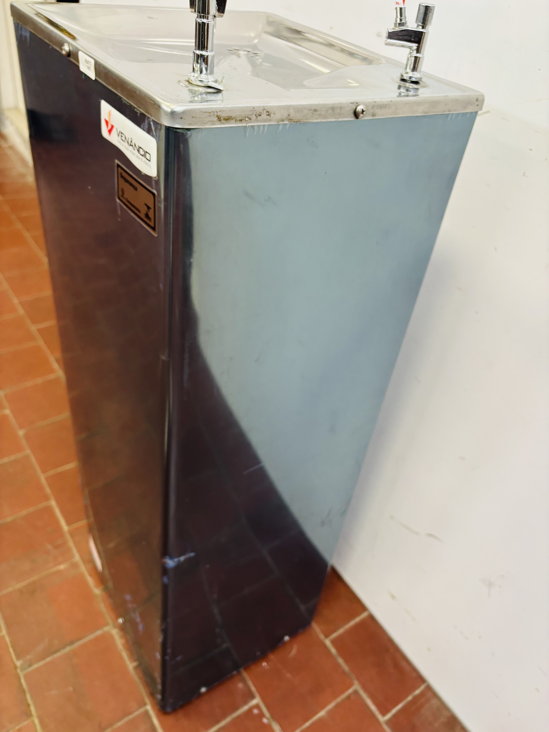 Lote #014 - Bebedero de agua fría ¨Venancio¨ en Ac/Inox, monofásico - 34x30x90cm - Imagen 4