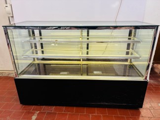 Lote #017 - Vitrina refrigerada rectilínea con faja de granito, una faja lateral de granito está para pegar, le falta 1 pata - 178x65x119cm