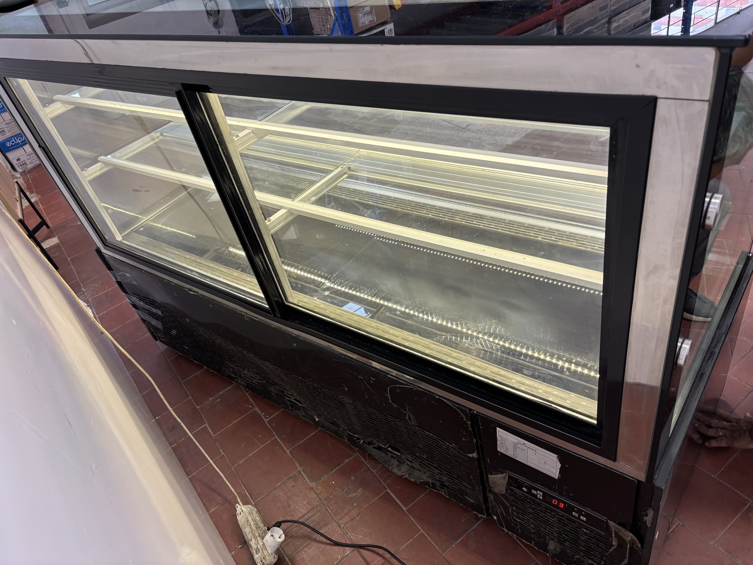 Lote #017 - Vitrina refrigerada rectilínea con faja de granito, una faja lateral de granito está para pegar, le falta 1 pata - 178x65x119cm - Imagen 5