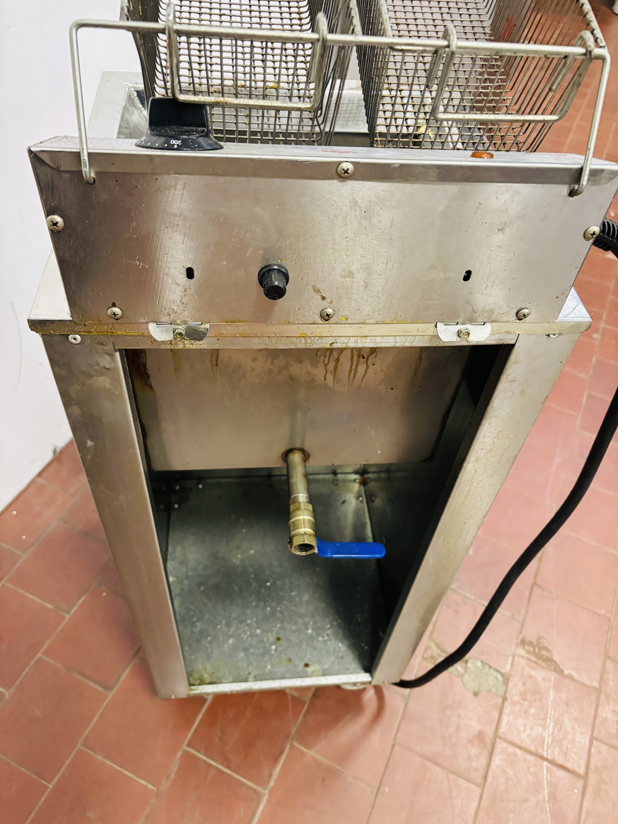 Lote #020 - Fritador eléctrico monofásico en Ac/Inox ¨Progas¨rodante (poco uso) - 40x42x98cm (poco uso) - Imagen 6