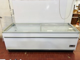 Lote #022 - Isla de congelados ¨UGUR¨ con vidrio curvo, 2 puertas corredizas - 1106 Lts - 250x86x90cm