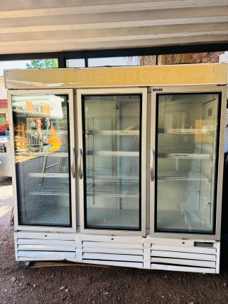 Lote #033 - Freezer vertical triple puerta ¨COP¨ - 208x70x204cm