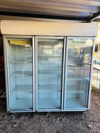 Lote #045 - Vitrina refrigerada triple puerta - 185x65x203cm