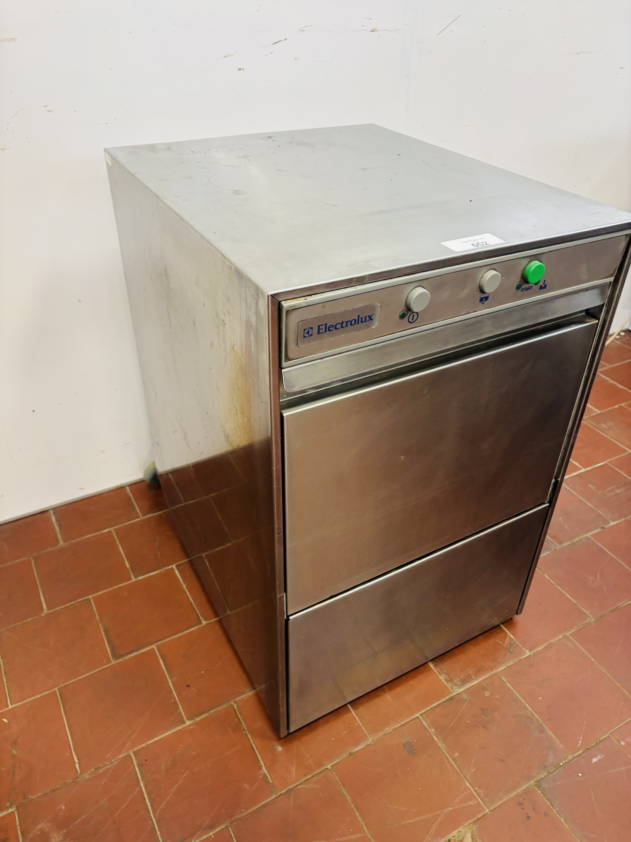 Lote #052 - Lavavajillas en Ac/Inox ¨Electrolux¨ monofásico - 46x56x70cm - Imagen 2