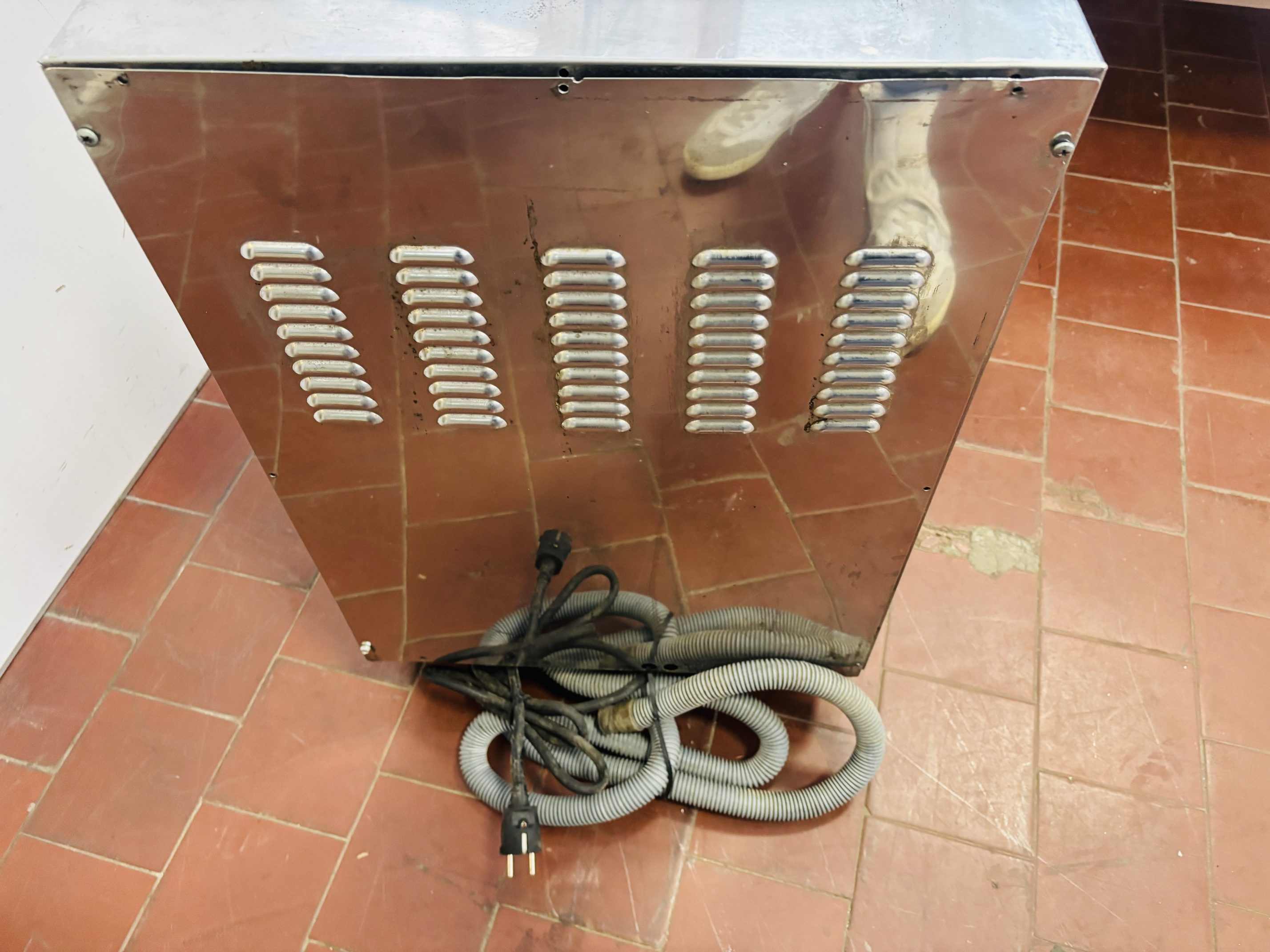 Lote #052 - Lavavajillas en Ac/Inox ¨Electrolux¨ monofásico - 46x56x70cm - Imagen 6