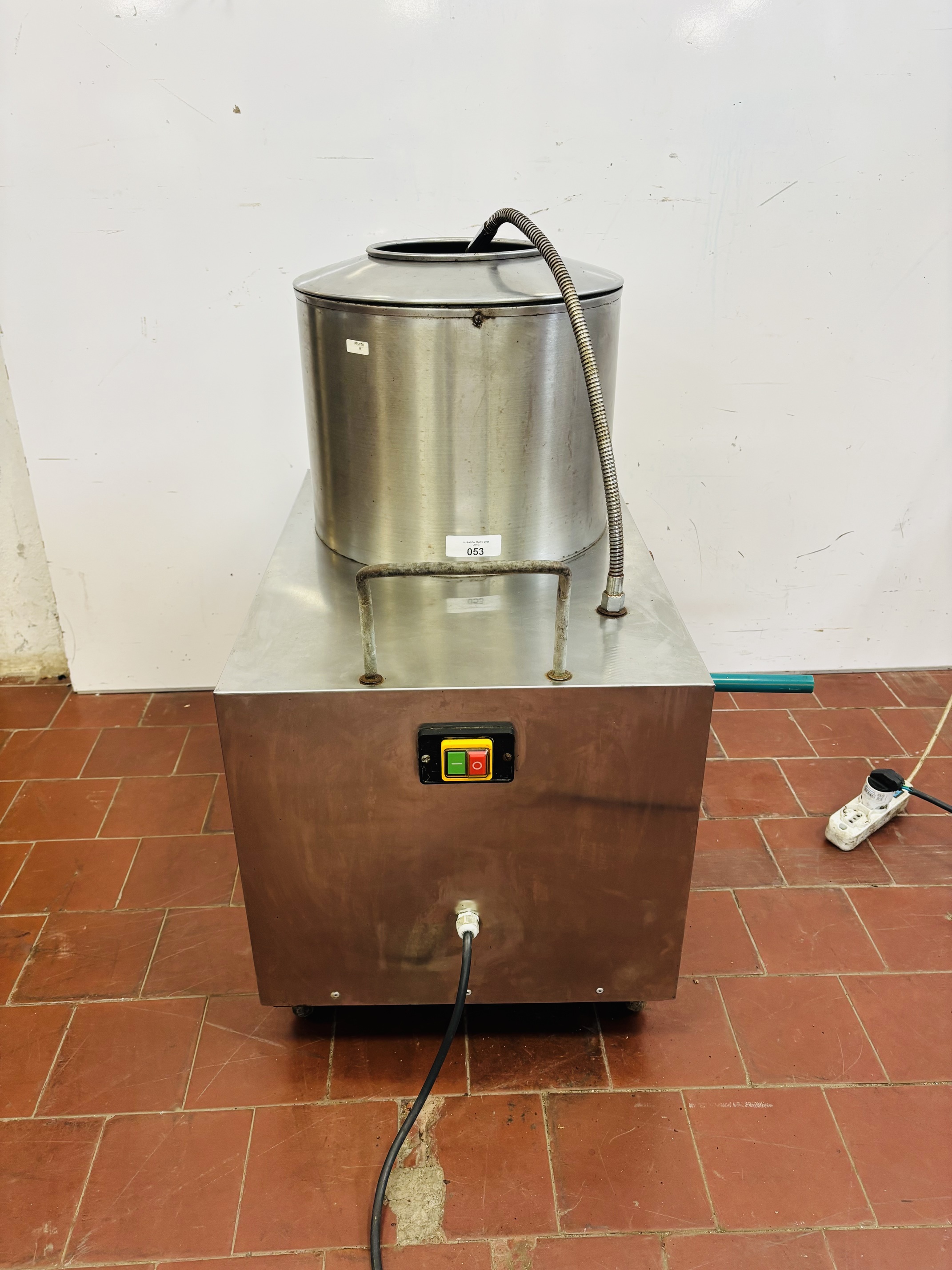 Lote #053 - Pela papas industrial monofásico en Ac/Inox - 46x68x80cm tiene ruedas