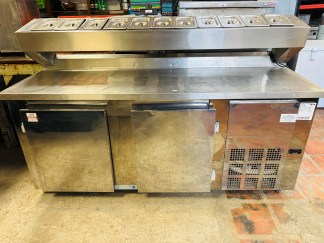 Lote #700 - Bajo mostrador refrigerado en Ac/Inox con topineras ¨GELOPAR¨ - 200 x 70 x 129 cm