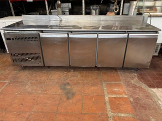 Lote #061 - Bajo mostrador refrigerado en Ac/Inox con 4 puertas y gavillar interior - 250x76x83cm