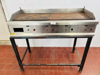 Lote #077 - Plancha a gas en Ac/Inox - 115x57x29cm + 77cm de base en hierro (con faltantes)
