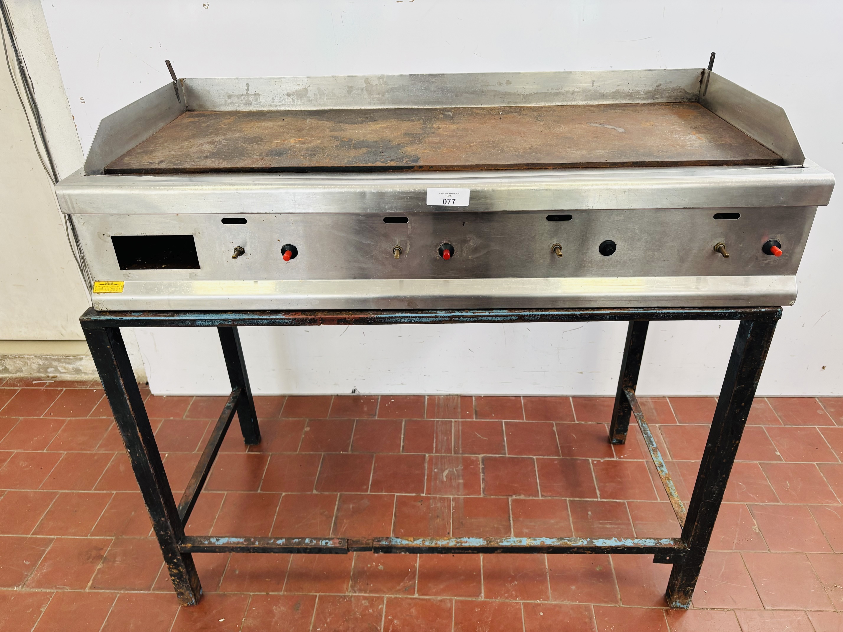 Lote #077R - Plancha a gas en Ac/Inox - 115x57x29cm + 77cm de base en hierro (con faltantes)