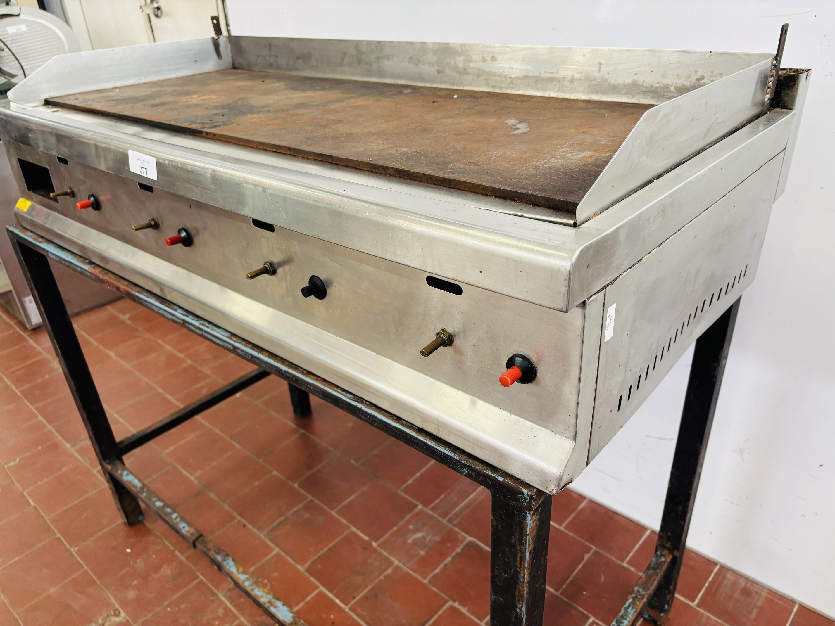 Lote #077R - Plancha a gas en Ac/Inox - 115x57x29cm + 77cm de base en hierro (con faltantes) - Imagen 2