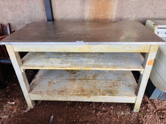 Lote #090 - Mesa en madera maciza con 2 estantes y tapa forrada en Ac/Inox - 148x81x96cm