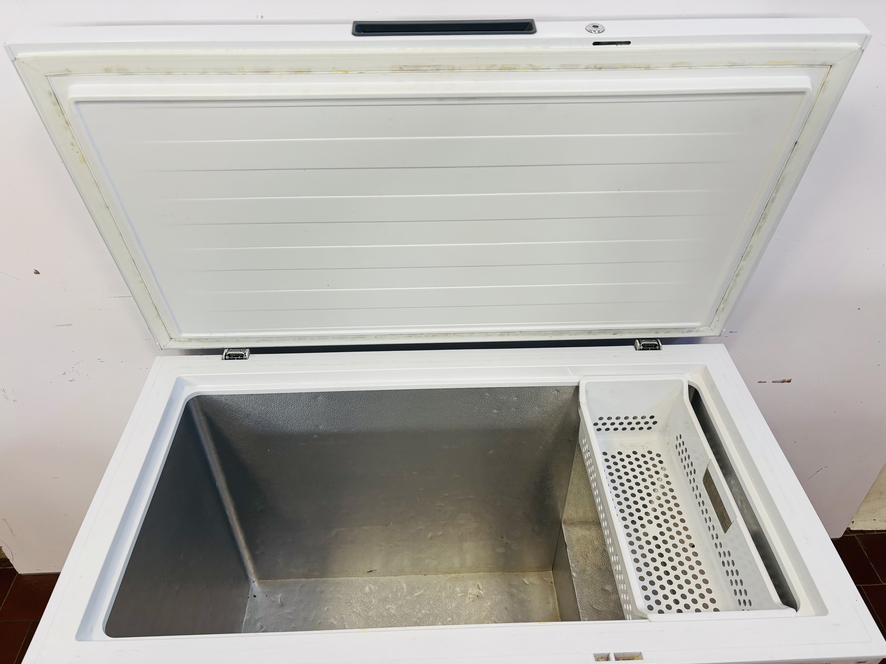 Lote #110R - Freezer horizontal ¨ENXUTA¨ - 297 Lts - Imagen 4