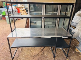 Lote #047 - Mesada con estructura de caño y tapa de Ac/Inox más alzada con estantes de placa -- 195x73x185