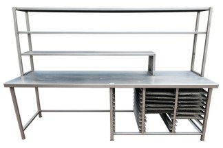 Lote #093 - Mesada en Ac/Inox de alto calibre con 3 estantes superiores y gavillar inferior para 27 bandejas (incluye 13 bandejas) - 280x80x190cm