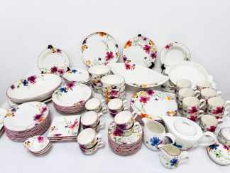 Lote #071 - Juego de porcelana de la marca Villeroy & Boch (origen Alemán) de la línea Mariefleur - gran mayoría de las piezas sin uso - 93 piezas