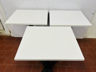 Lote #043 - Tres mesas con base de hierro y tablero en cármica - 60x50x75cm