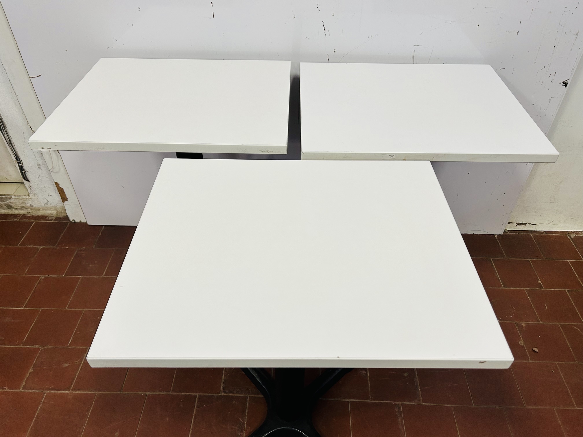 Lote #043 - Tres mesas con base de hierro y tablero en cármica - 60x50x75cm