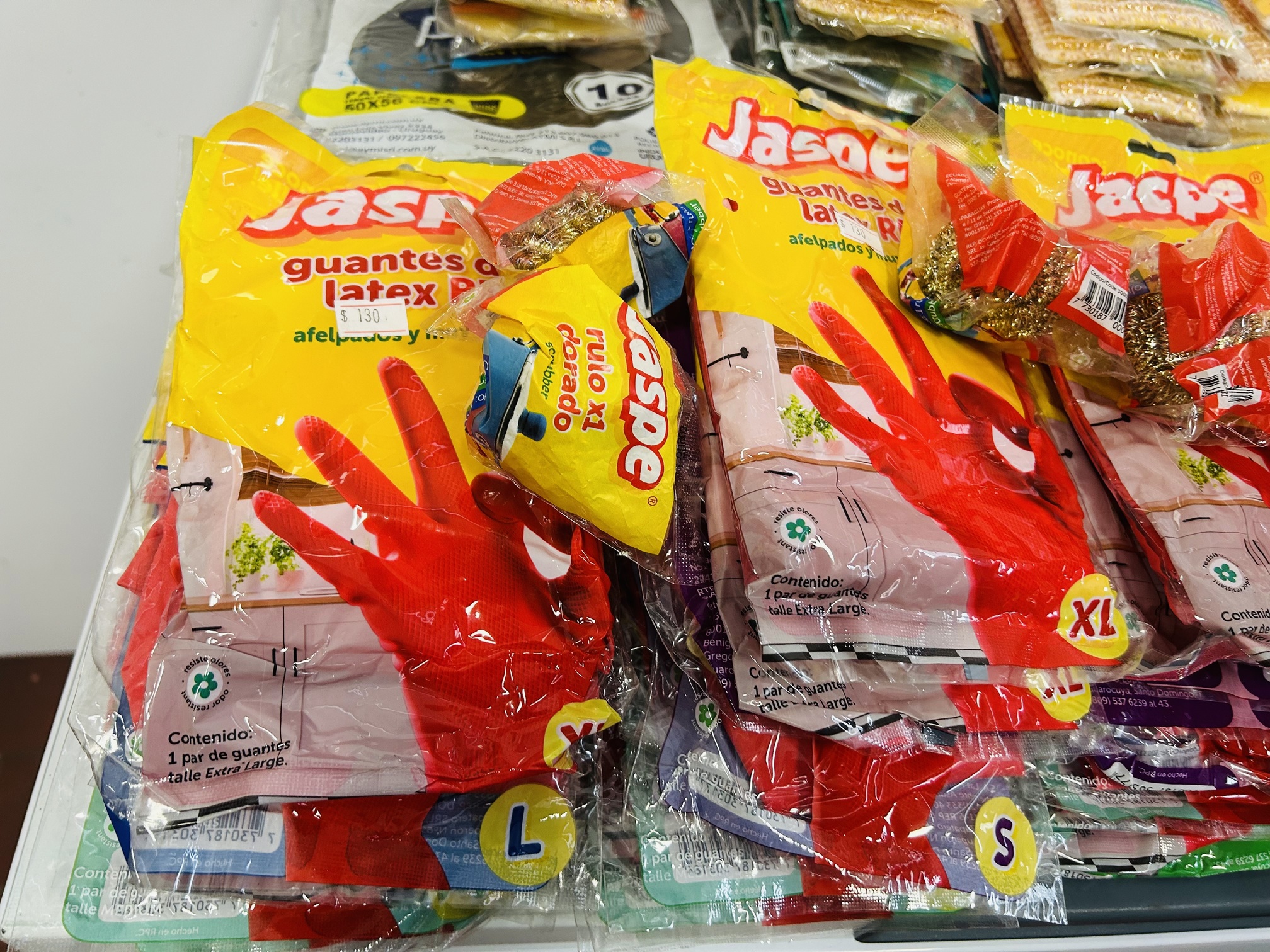 Lote #003 - Artículos de limpieza: Guantes de goma, bolsas y esponjas - Imagen 3