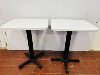Lote #045 - Dos mesas con base de hierro y tablero en cármica - 60x50x75cm