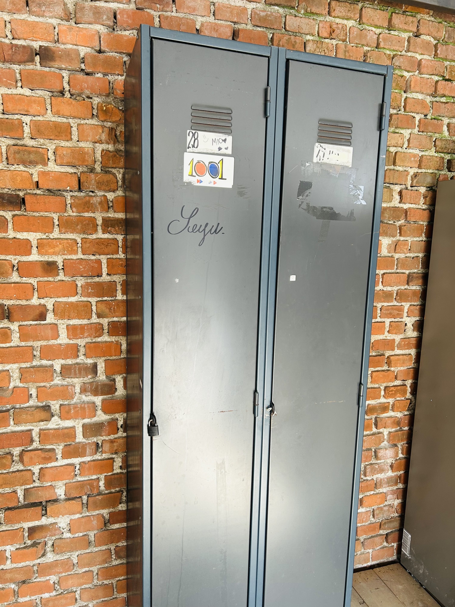 Lote #040 - Locker de chapa dos puertas - 65x46x190cm - Imagen 2