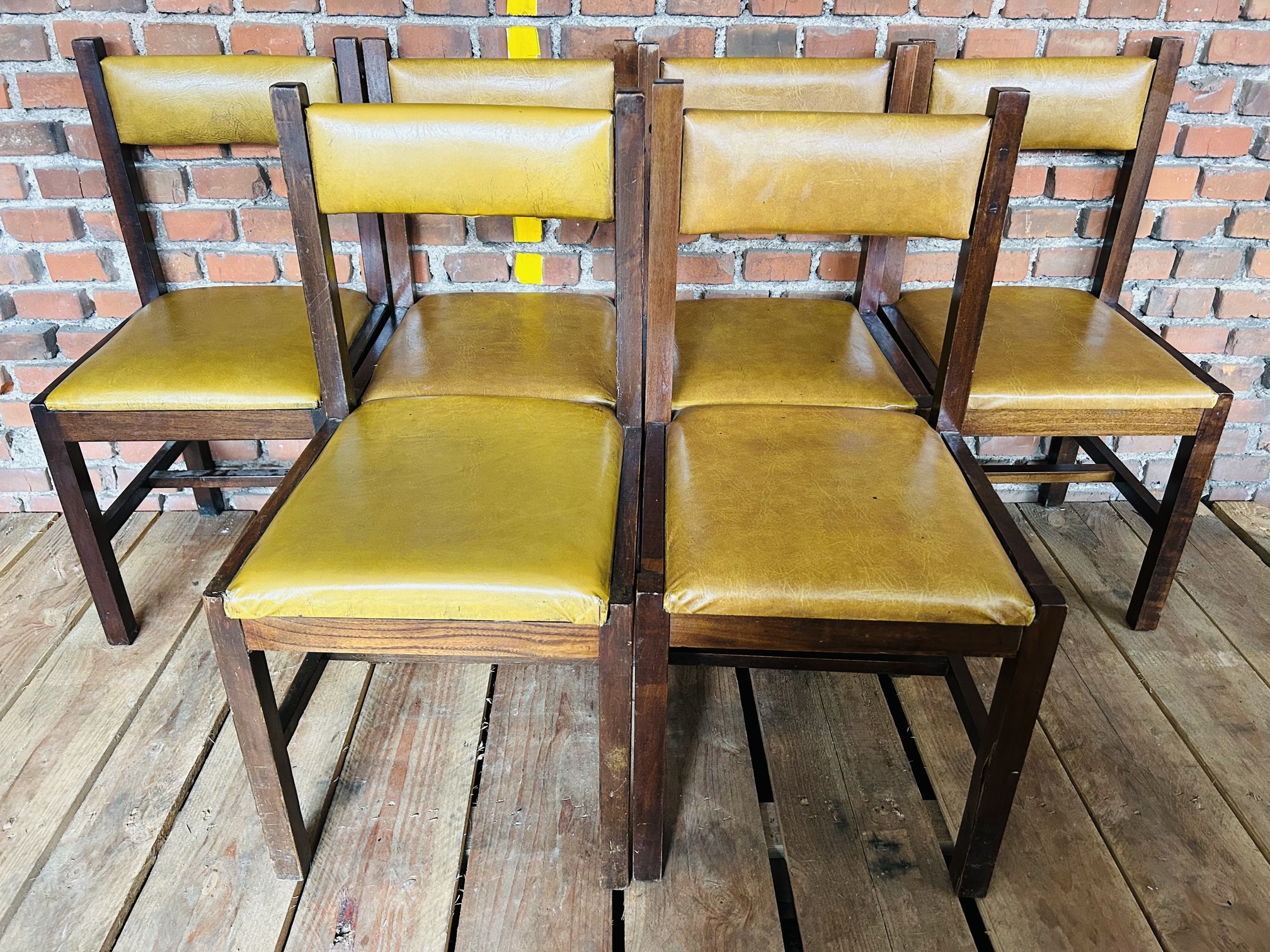 Lote #072A - Seis sillas de madera con tapizado en cuerina