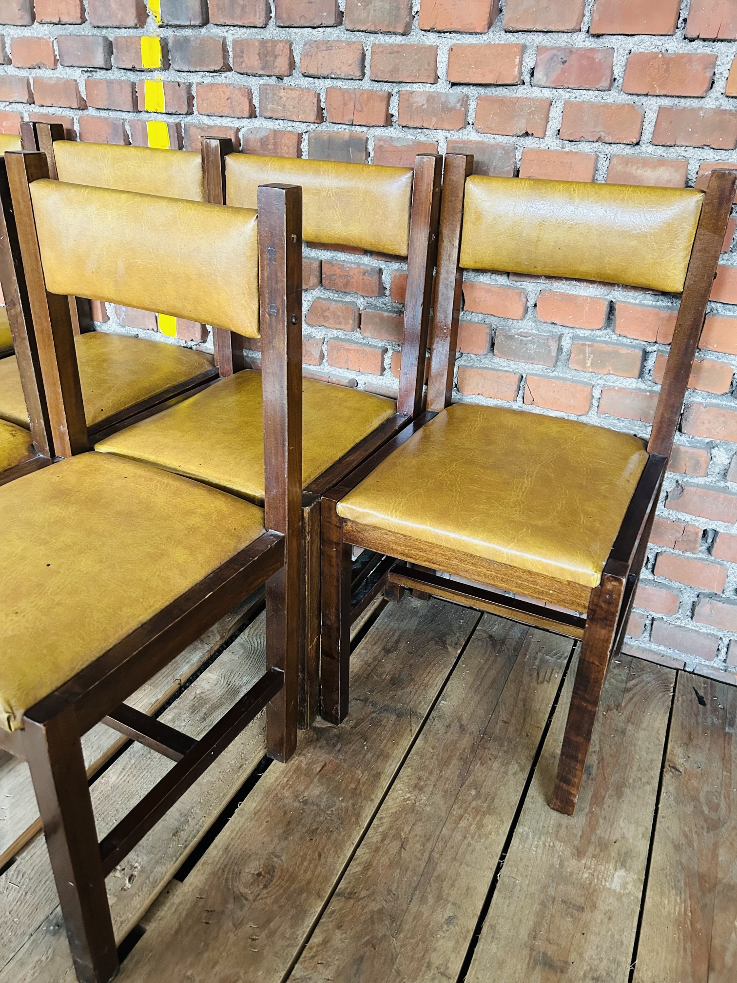 Lote #072A - Seis sillas de madera con tapizado en cuerina - Imagen 3