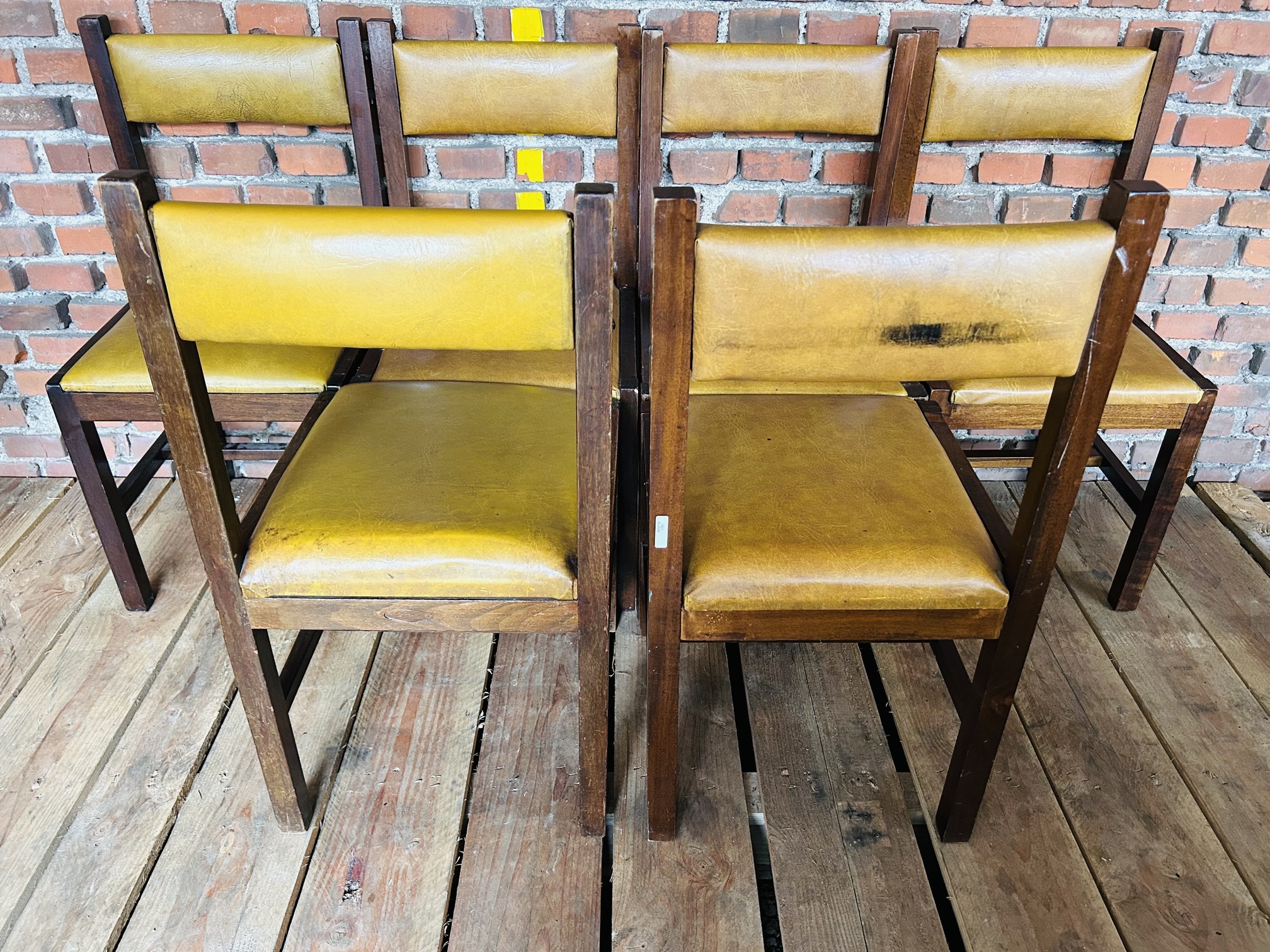 Lote #072A - Seis sillas de madera con tapizado en cuerina - Imagen 4