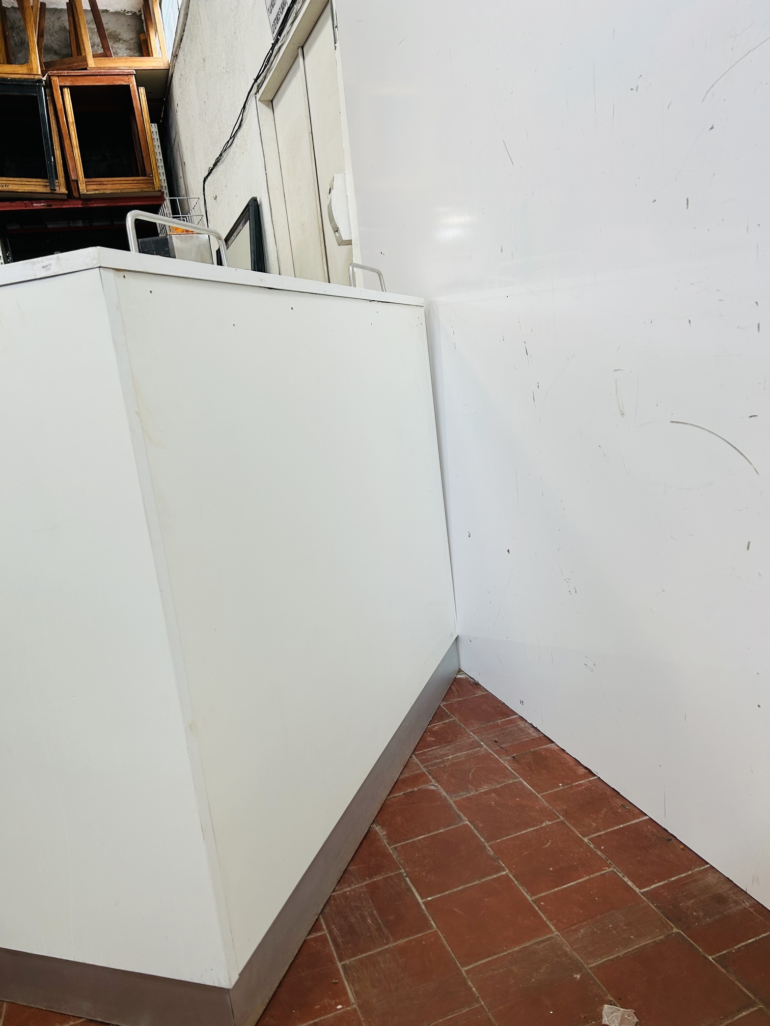 Lote #041 - Armario contenedor de residuos con dos puertas, dos recipientes plásticos y cuba para desechar líquidos - 123x54x100cm - Imagen 7