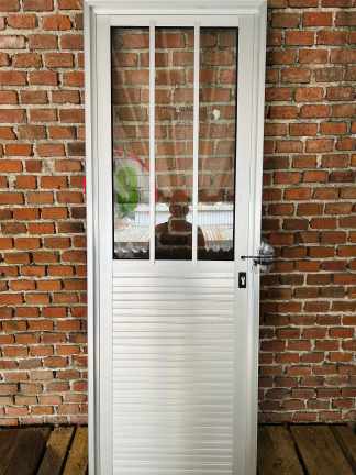 Lote #041 - Puerta de aluminio con marco y vidrio llaves y pestillos - 70x202cm